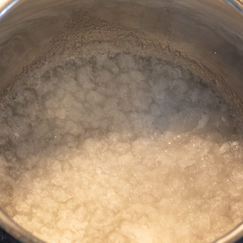 Zucker schmilzt blubbernd im Topf beim Karamellisieren