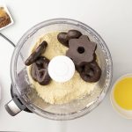 Schokoladen-Lebkuchen und Mandelmehl in Küchenmaschine vor dem Vermischen