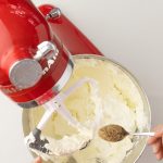 Lebkuchengewürz wird in cremig geschlagenen Frischkäse gegeben