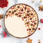 Lebkuchen-Cheesecake-Tarte mit Granatapfelkernen, Schokoladentupfen und Sternanis verziert