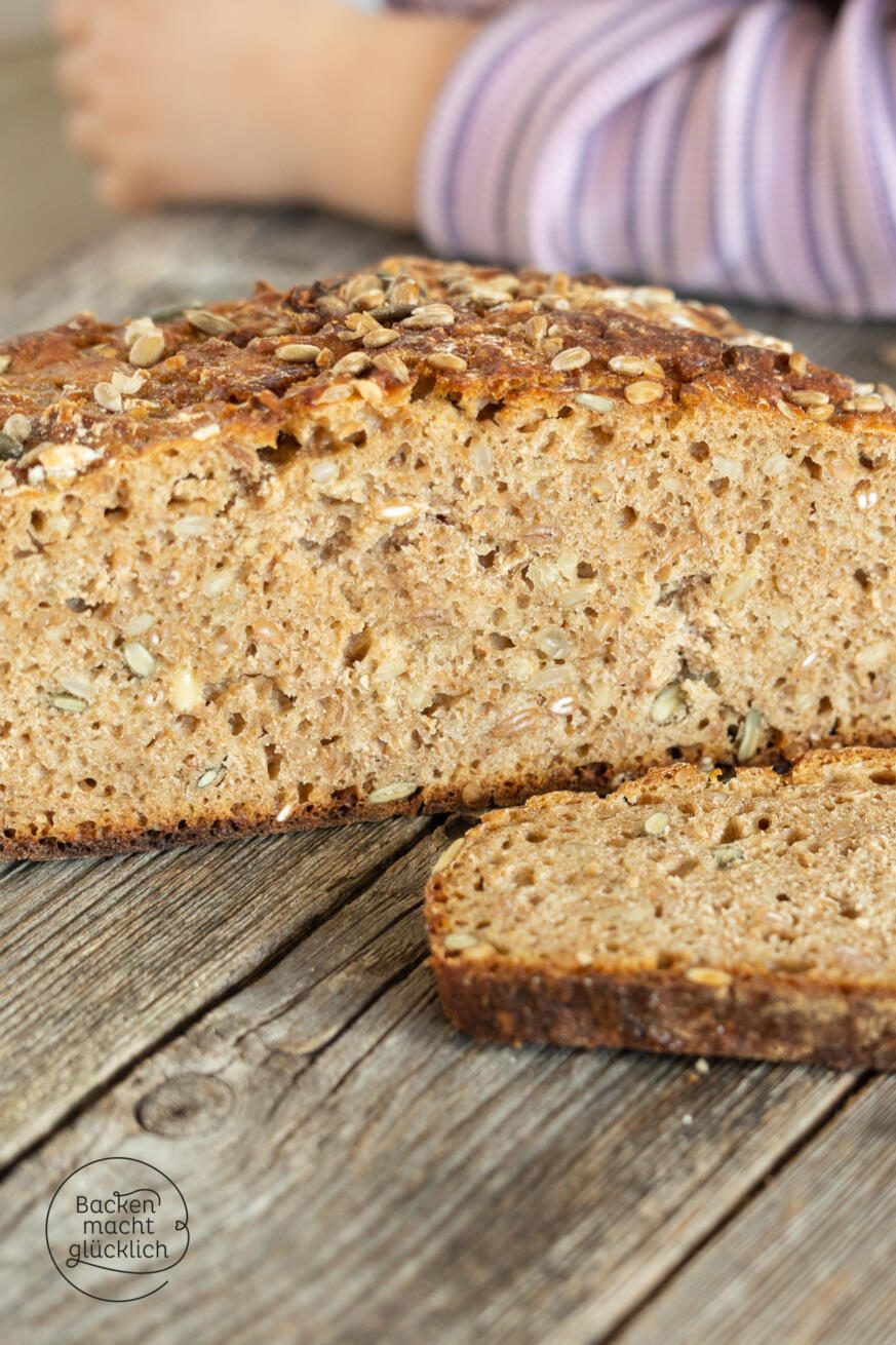 Saftiges Körnerbrot mit Sauerteig | Backen macht glücklich