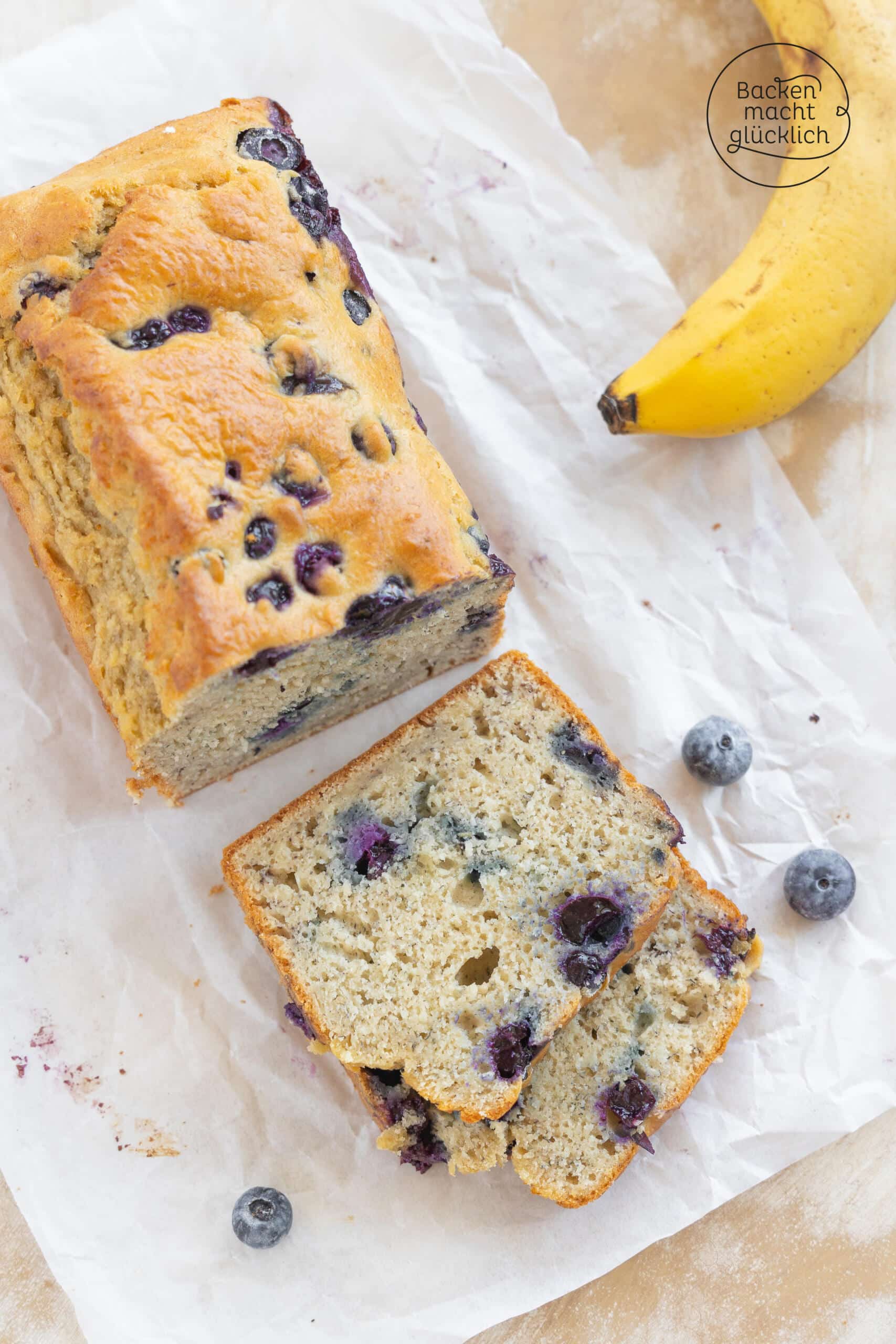 gesunder Bananenkuchen mit Beeren