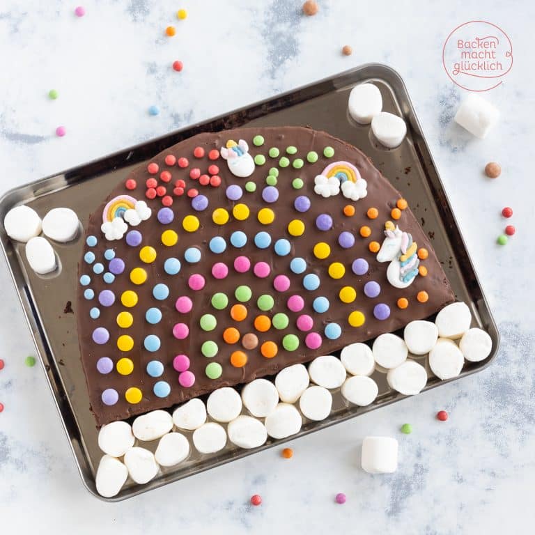 Einfacher Regenbogen-Schokokuchen vom Blech