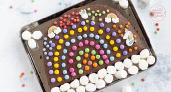 Regenbogen-Schokokuchen