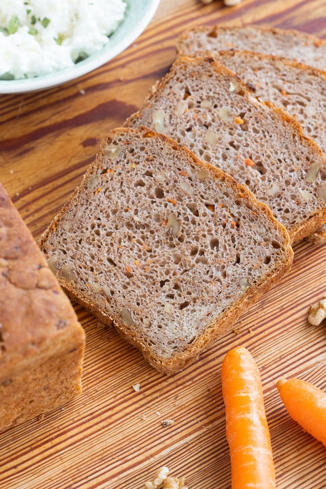 Karottenbrot mit Nüssen