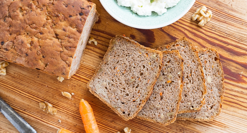 Möhrenbrot mit Walnüssen