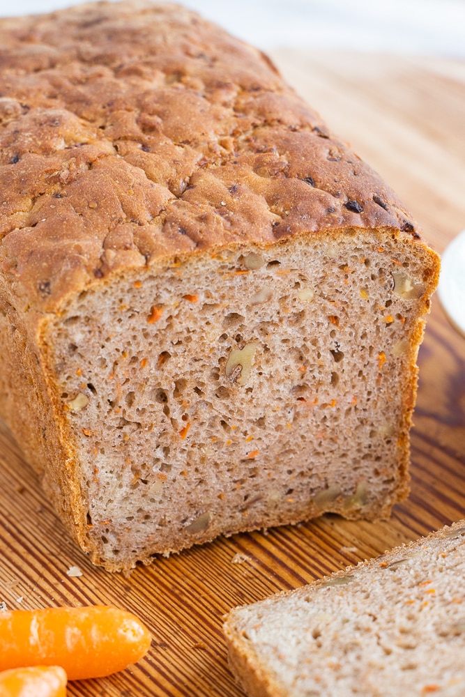 Nussbrot mit Möhren