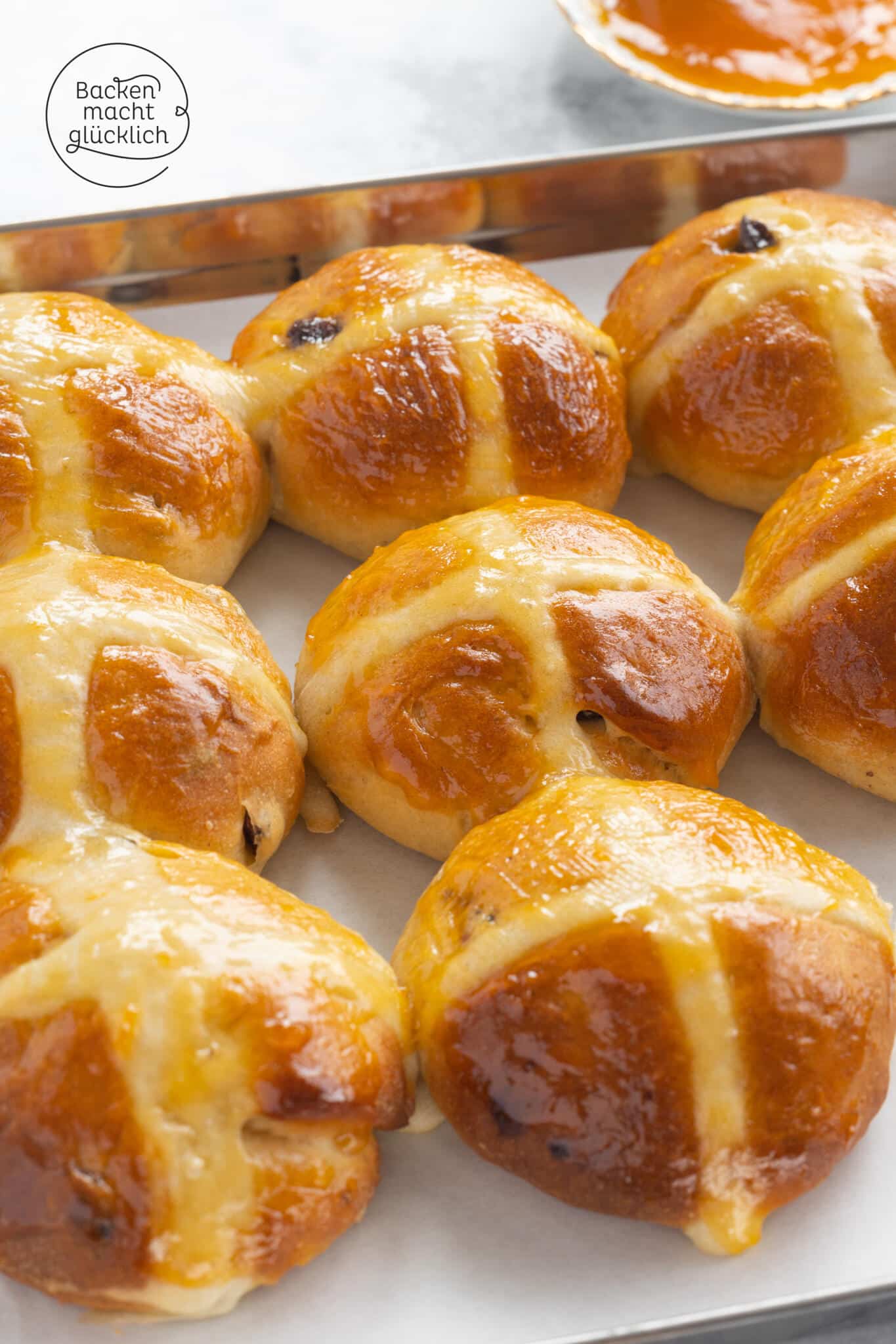 Hot Cross Buns aus Hefeteig