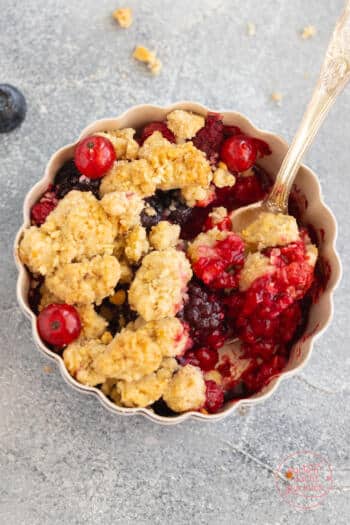 veganer Crumble mit Beeren