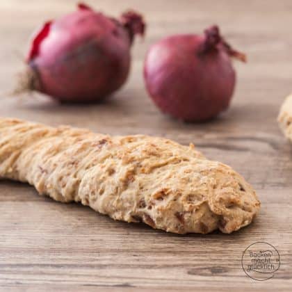 Zwiebelstangen aus Hefeteig