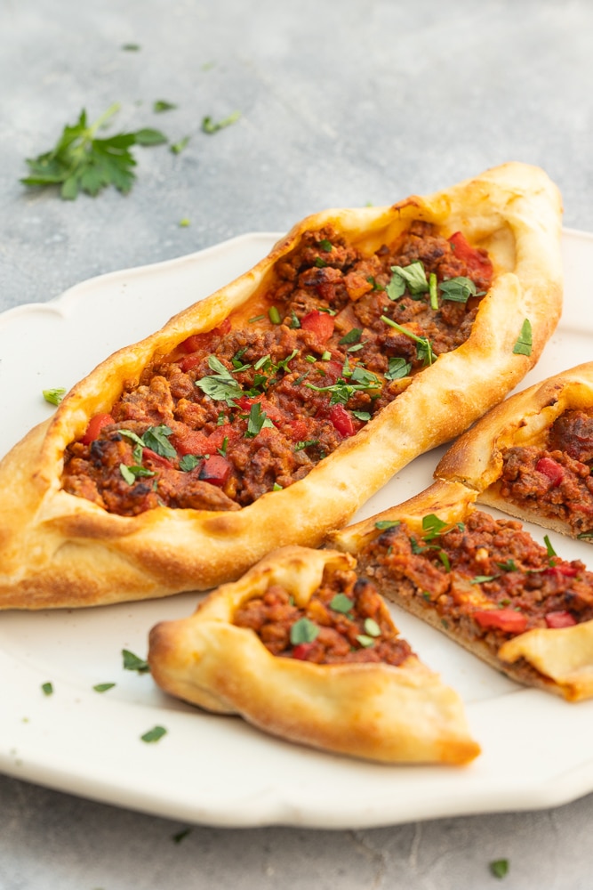 Türkische Pide mit Hackfleisch