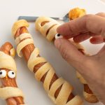 Mumien-Würstchen Augen bekleben