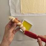 Mumien Würstchen bepinseln