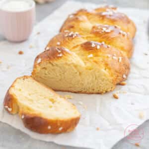 Hefezopf angeschnitten mit Hagelzucker