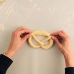 Laugenbrezel formen