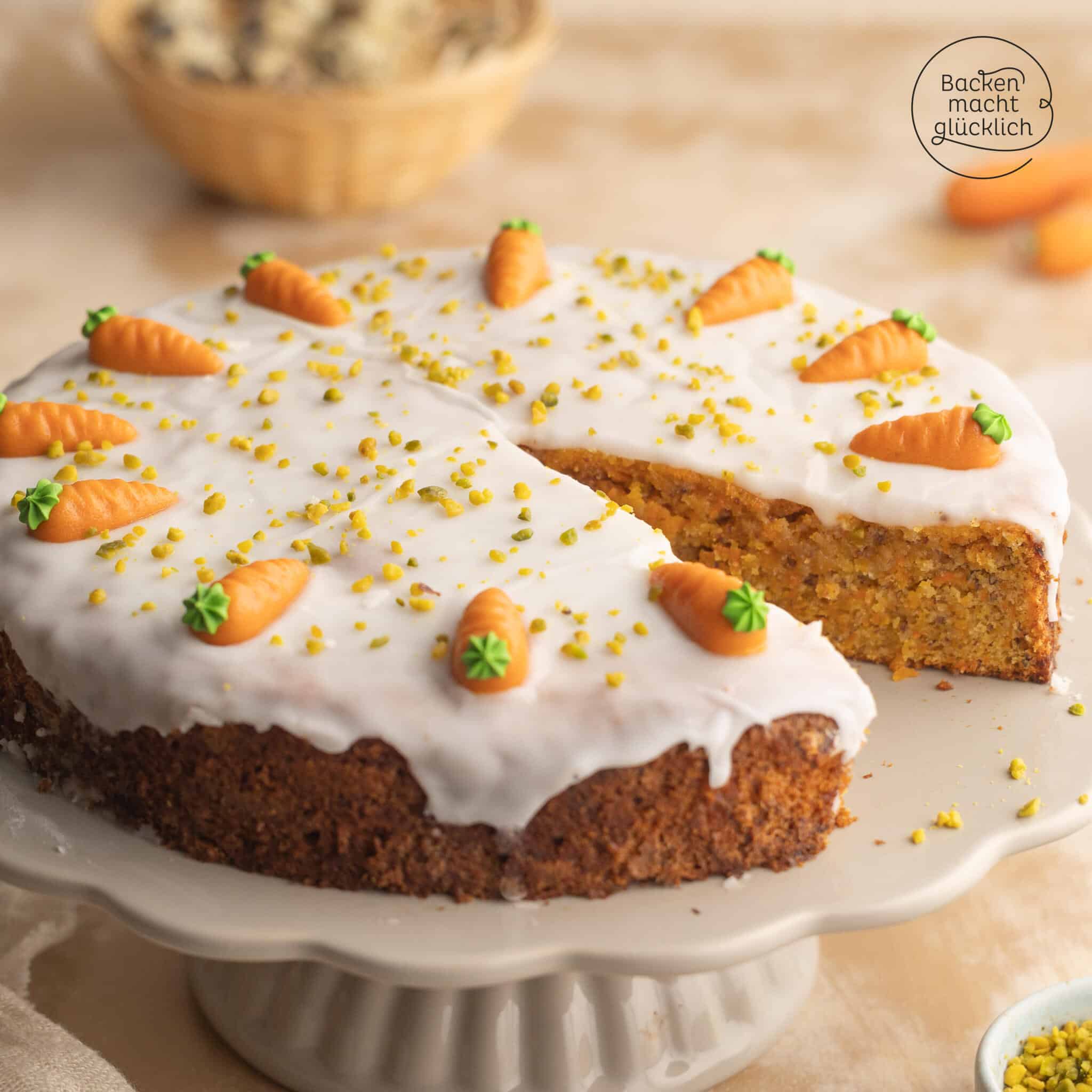 Karottenkuchen mit saftigem Teig und Zuckerguss und Marzipanmöhren-Deko