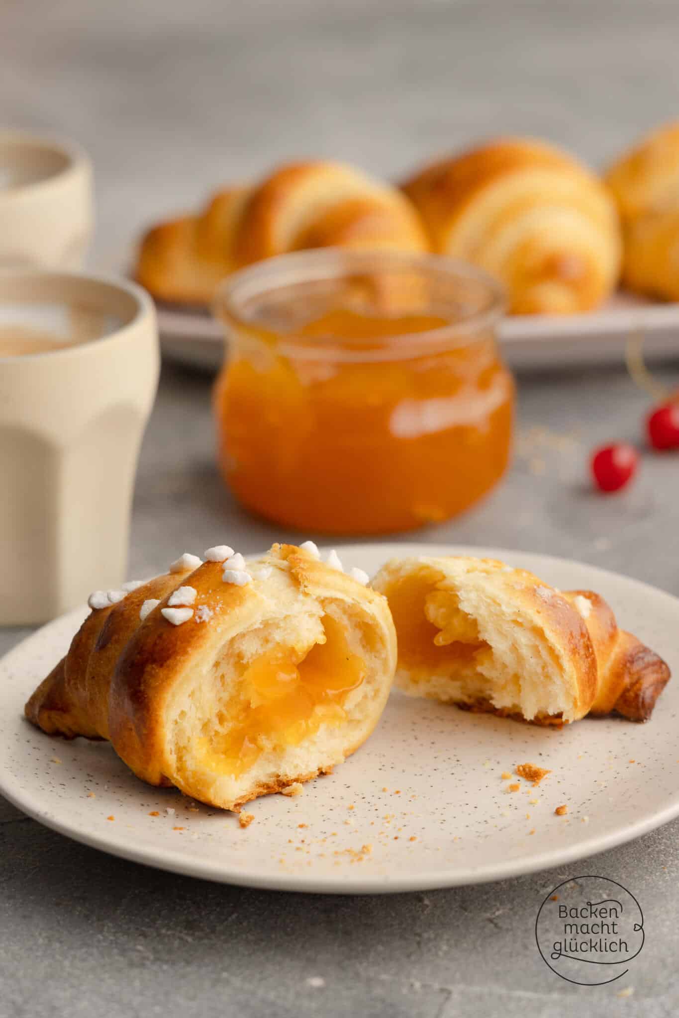 Hörnchen mit Marmelade
