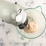 Hefeteig für Handbrot in Küchenmaschine mit Glasschüssel geknetet