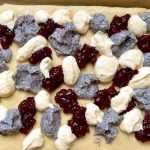 Kleckse auf Kuchen verteilen