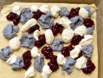 Kleckse auf Kuchen verteilen