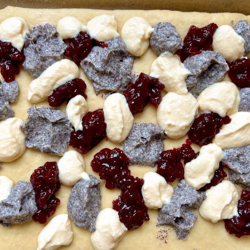 Kleckse auf Kuchen verteilen