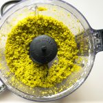 Fein gemahlene grüne Pistazien in der Küchenmaschine mit Schneidmesser