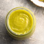 Pistaziencreme im offenen Glas, Vogelperspektive, ganze Pistazien daneben