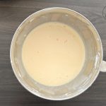 Flüssiger Käsekuchenteig in Rührschüssel von oben fotografiert