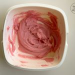 Pinke Mochi-Teigmasse in weißer Schüssel verrührt