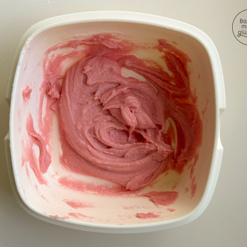 Pinke Mochi-Teigmasse in weißer Schüssel verrührt
