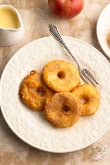 Gebackene Apfelringe frittiert
