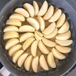 Apfelspalten kreisförmig in Karamell angeordnet für Tarte Tatin
