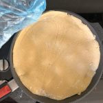 Ausgerollter Mürbeteig für Tarte Tatin in der Pfanne
