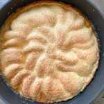 Frisch gebackener Cobbler mit goldbrauner Teigdecke in Gusseisenpfanne
