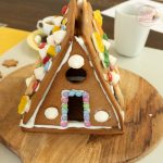 Lebkuchenhaus mit Zuckerguss, Gummibärchen und bunten Smarties verziert