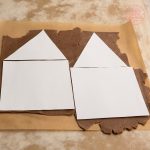 Papierschablonen für Hauswände auf ausgerolltem Lebkuchenteig zum Ausschneiden