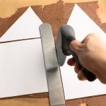 Teigdreiecke werden mit Schablone und Teigrädchen ausgeschnitten