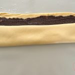 Hefeteig mit Mohnfüllung wird zum Mohnstriezel aufgerollt