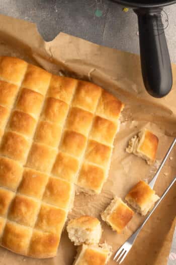 Fondue-Brot in gleichmäßige Quadrate geschnitten