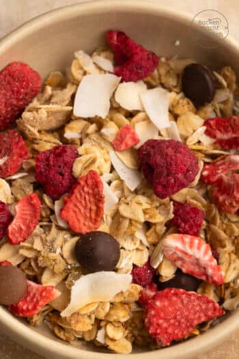 Müsli im Glas als Geschenk mit Beeren