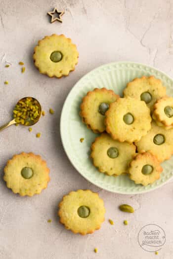 Pistazienplätzchen Ausstecher mit Pistaziencreme als Füllung