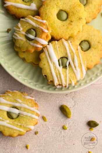 Mit Pistaziencreme gefüllte Plätzchen für Weihnachten