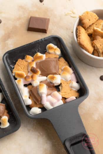 Süßer Raclette-Nachtisch mit Marshmallos als S'Mores Raclette