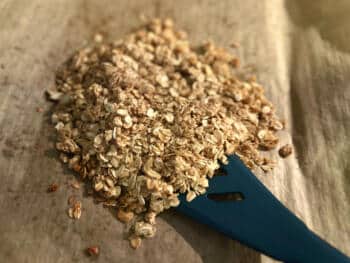 Gebackenes Geschenk-Müsli zum Verschenken im Ofen