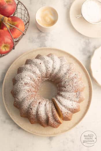 Gugelhupf mit Äpfen und Rührteig und Puderzucker von oben