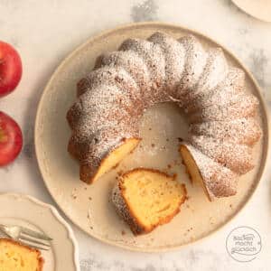 einfacher Apfel-Gugelhupf mit Apfelstückchen und Rührteig