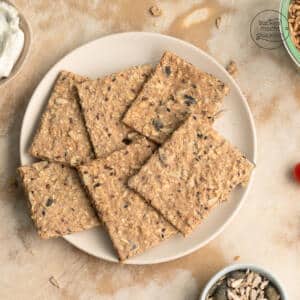 Knäckebrot auf dem Blech gebacken