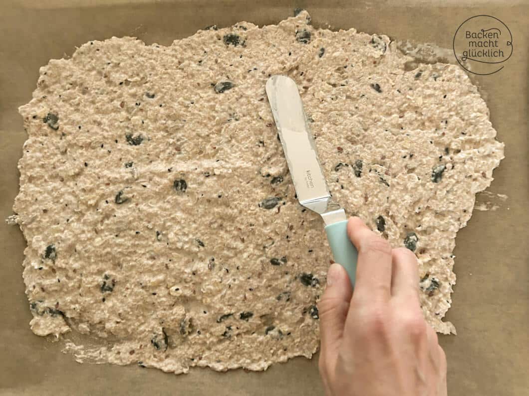 Knäckebrot selber backen Teig dünn verstreichen