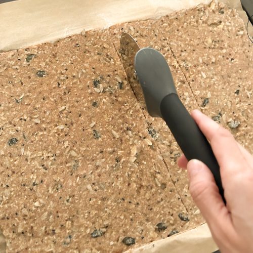 Knäckebrot selber backen vor-schneiden