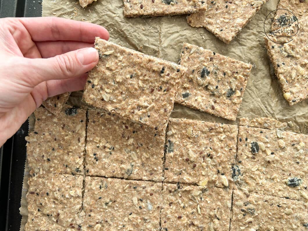 Knäckebrot selber backen in Stücke brechen